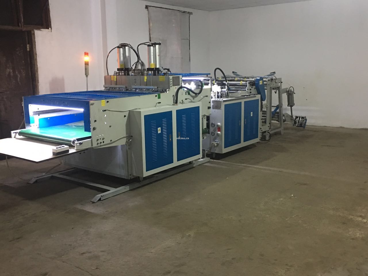 超高速制袋機(jī) 超市購物袋制袋機(jī)一、特點(diǎn)：本機(jī)以HDPE、LDPE筒膜為原料，是制作超市袋、背心袋、馬甲袋、市場袋的理想設(shè)備，本機(jī)具有節(jié)省人工、降低成本、一次成型、故障率低、產(chǎn)量高等特點(diǎn)，良好性能的色標(biāo)跟蹤儀，使封切長度更準(zhǔn)確，誤差更小。采用先進(jìn)的電腦，長度調(diào)整方便，精確。