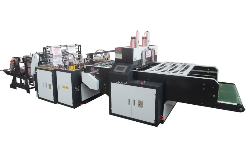 超高速制袋機(jī) 超市購物袋制袋機(jī)一、特點(diǎn)：本機(jī)以HDPE、LDPE筒膜為原料，是制作超市袋、背心袋、馬甲袋、市場袋的理想設(shè)備，本機(jī)具有節(jié)省人工、降低成本、一次成型、故障率低、產(chǎn)量高等特點(diǎn)，良好性能的色標(biāo)跟蹤儀，使封切長度更準(zhǔn)確，誤差更小。采用先進(jìn)的電腦，長度調(diào)整方便，精確。